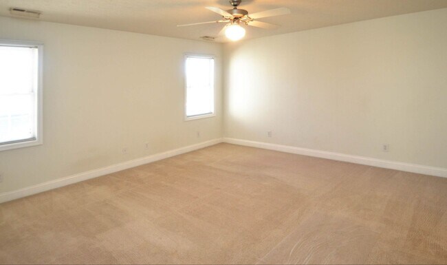 Building Photo - Live in Wyndhurst!