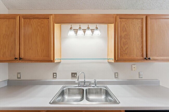 Building Photo - $500 RENT CREDIT | MOVE-IN READY! (Pet Friendly)