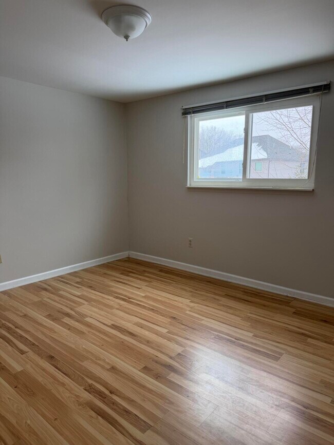 Building Photo - 3550 Kings Point Dr