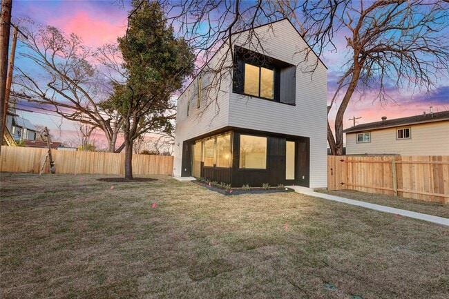Building Photo - 1804 Sylvan Dr