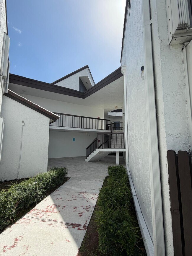 Building Photo - 9405 Fontainebleau Blvd