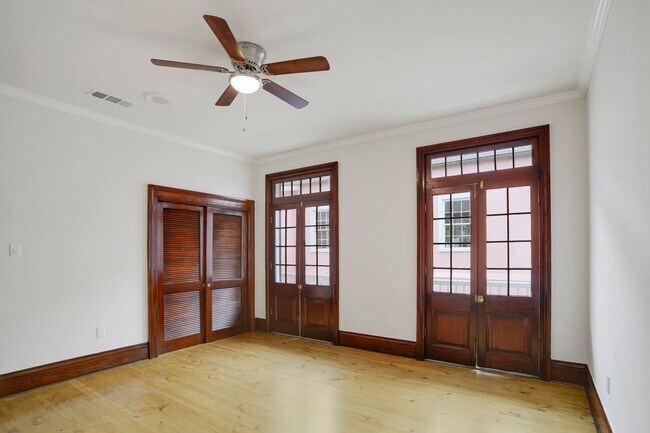 Building Photo - 401 Burgundy St