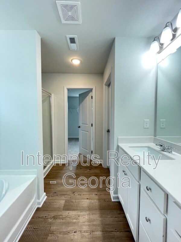 Building Photo - 693 Summerwood Ln