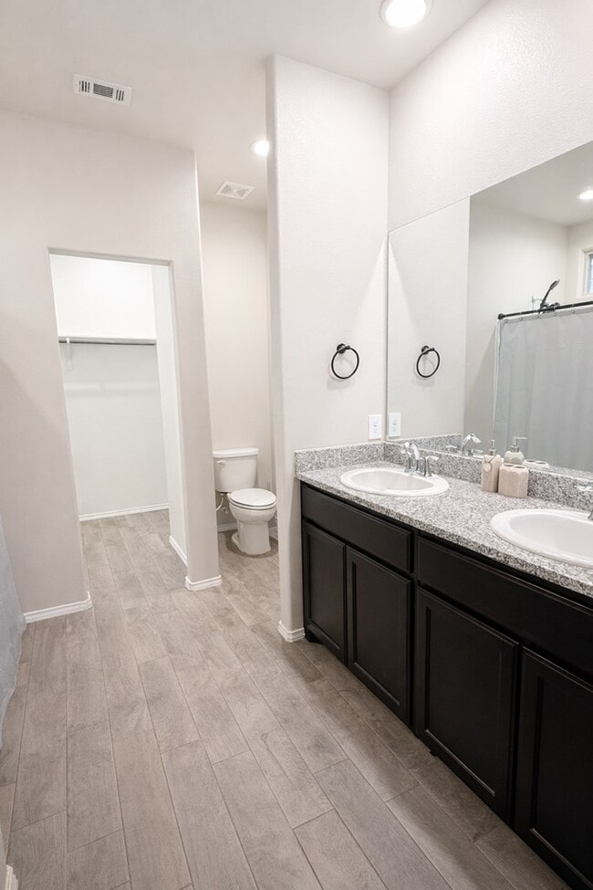 Building Photo - 2027 Ebbets Dr