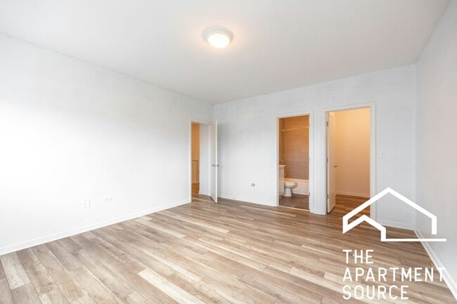 Building Photo - 2700 W North Ave