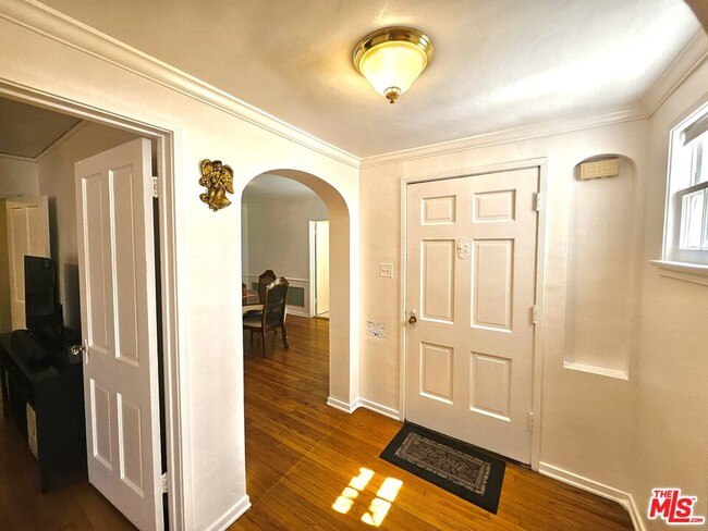 Building Photo - 2211 W 78th Pl