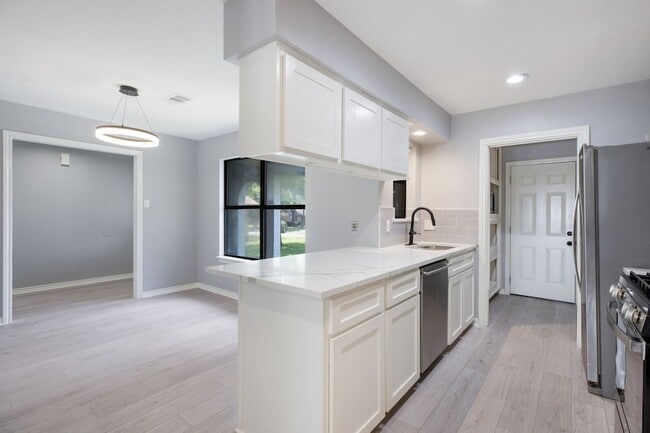 Building Photo - 3808 Yellowstone Pl