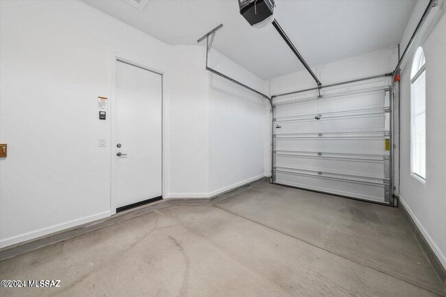 Building Photo - 10623 N Iron Peak Dr