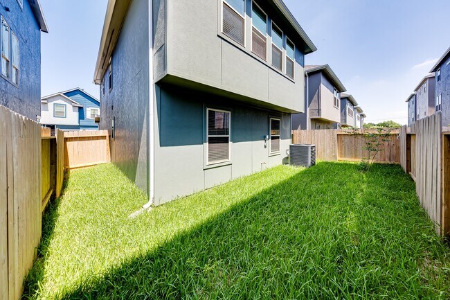 Building Photo - 11913 Briarwood Hill Way