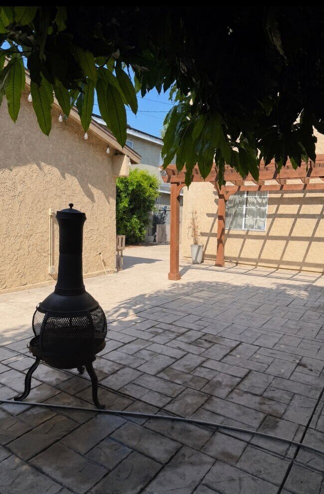 Building Photo - 5 Bed 3 Bath House Available Now!