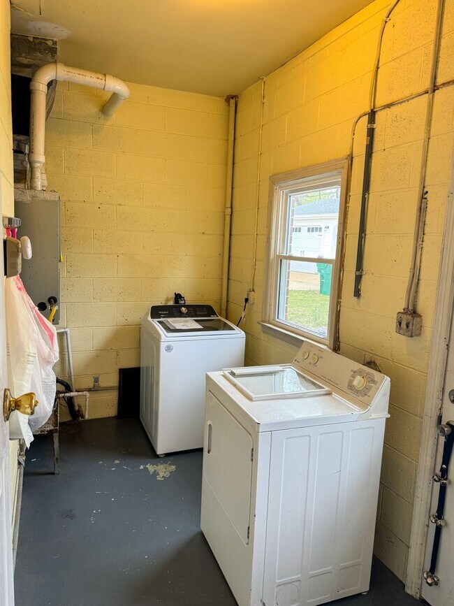 Building Photo - 904 Forestview Dr