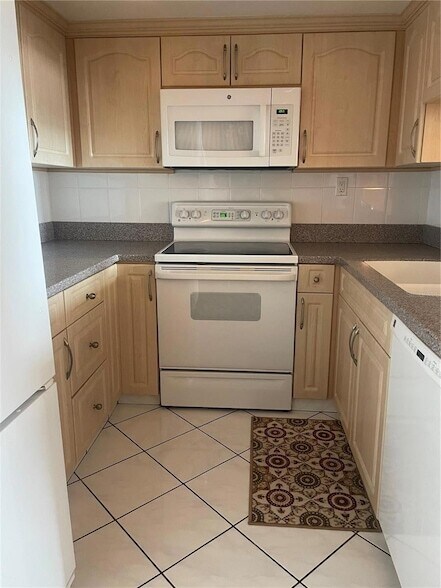 Building Photo - 400 Island Way