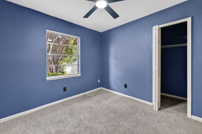 Building Photo - 302 Independence Dr