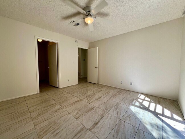 Building Photo - AVAILBLE NOW !!  3-bedroom 2 bath Duplex i...
