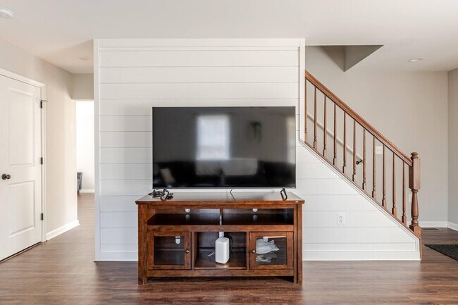 Building Photo - 301 Rollason Dr