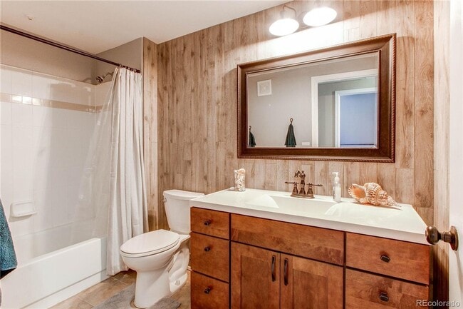 Building Photo - LOCATION LOCATION!! 2-bed 2-bath condo loc...