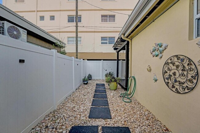 Building Photo - 2000 Jackson St