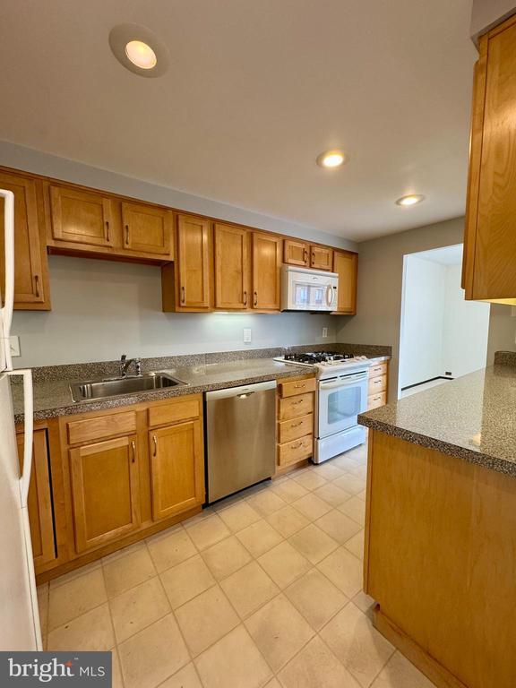 Building Photo - 801 Yale Ave