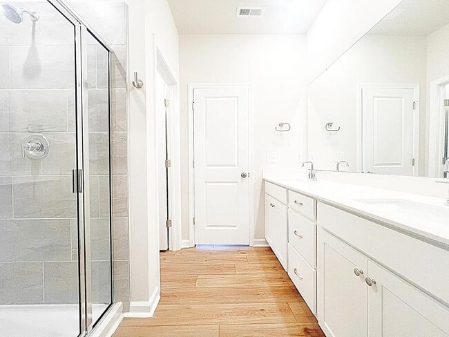 Building Photo - 5 Vine House Dr