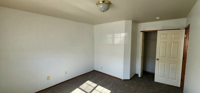 Building Photo - 1326 S Skyline Dr