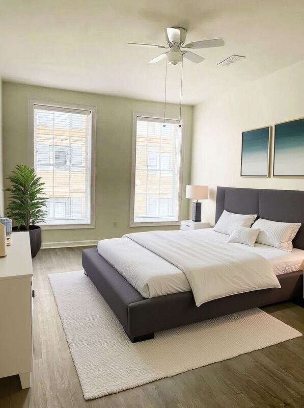 Building Photo - 235 King St