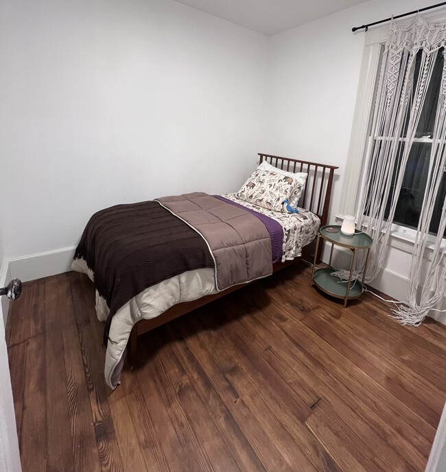 ** AVAILABLE ** Bedroom #4 - Twin Size Bed, $630 monthly - $2,520 per semester, $630 security - 47 Franklin St