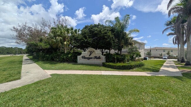 Building Photo - Spacious Townhome in Desirable Vizcaya Falls 3-bedroom, 2.5-bath townhome