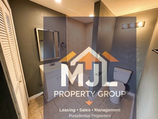 Building Photo - Spacious 3 Bedroom / 1 Bath Apartment in Sugar Creek *Ready Now*