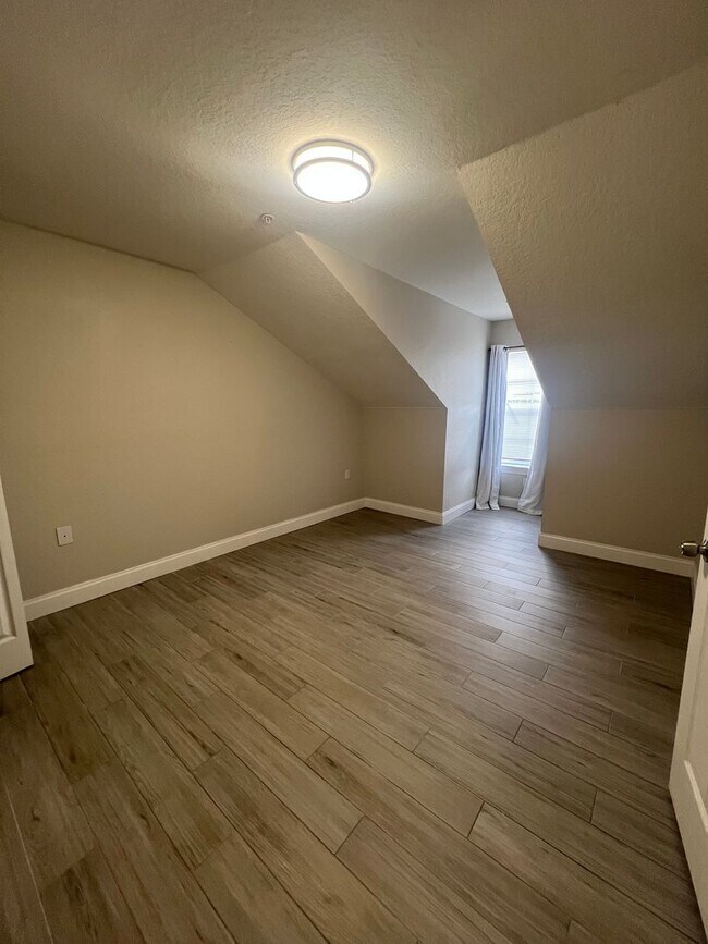 Building Photo - Modern 1-Bedroom Condo with Resort-Style Amenities in Gated Orlando Community