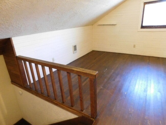 Building Photo - 3Bd/1Ba Two Story House - Available Soon!