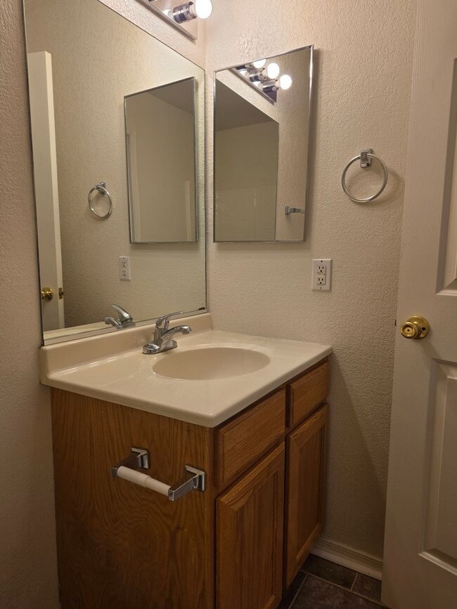 Building Photo - 3 Bed/2 bath home located in desirable Holiday Shores, Bullhead City AZ.