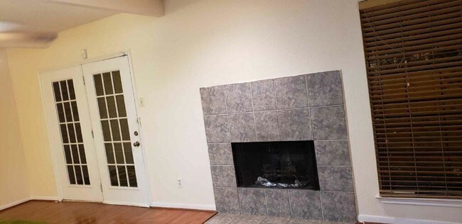 Building Photo - 2655 Entrada Blvd