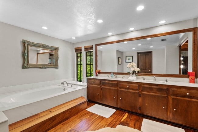 Building Photo - Brilliant Tavern Bay Home