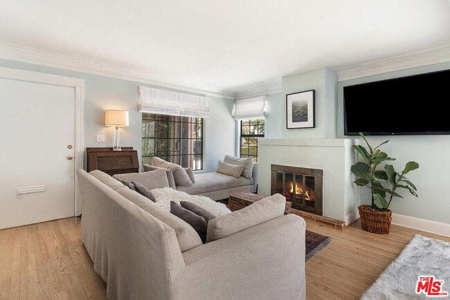 Building Photo - 1518 N Stanley Ave