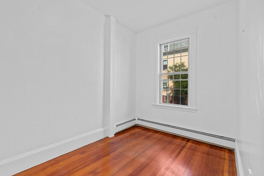Building Photo - 401 E 7th St