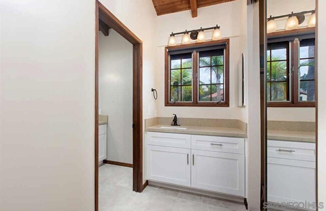 Building Photo - 8682 Villa La Jolla Dr