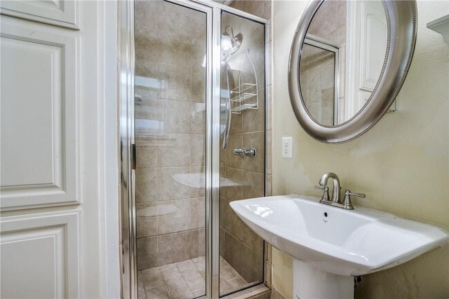 Building Photo - Spacious 5 Bedroom Home Near TCU Available 6/15/26