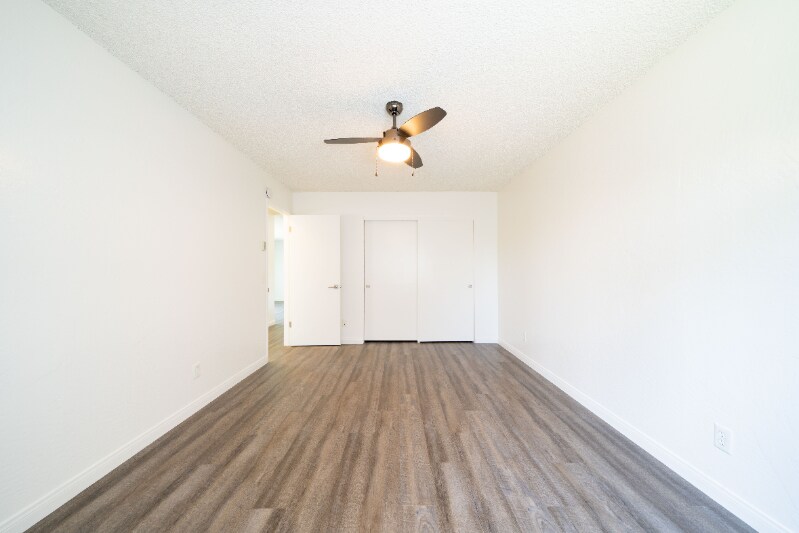 Building Photo - 800 E Bobier Dr