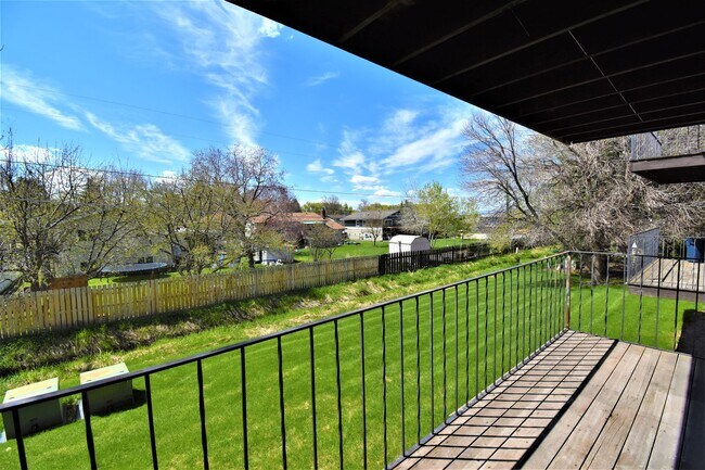 Building Photo - 2 Bedroom 1 Bath Centrally Located! Close to shopping and food truck court on 7th!
