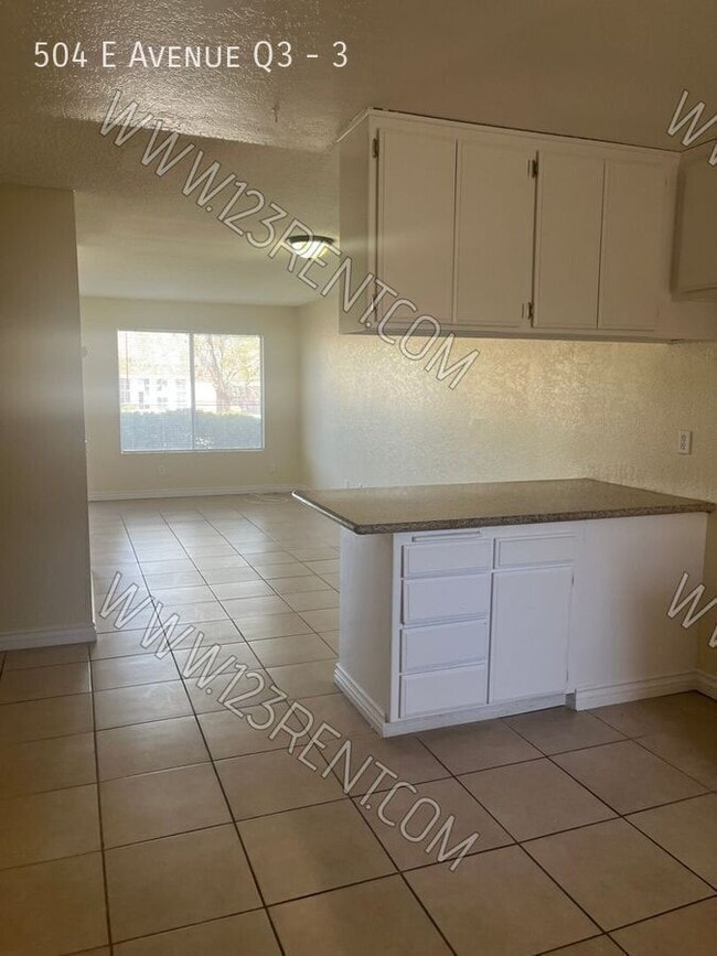 Building Photo - 504 E Ave Q3