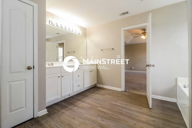 Building Photo - 5 Bedroom Pet-Friendly Home in Hiram, GA with Main Street Renewal