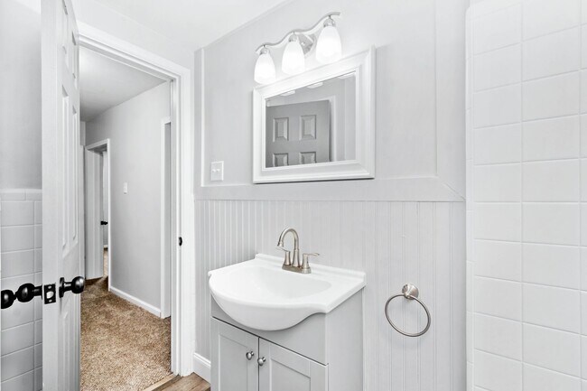 Building Photo - Beautiful 3 bedroom home in Pittsburgh available July 1!