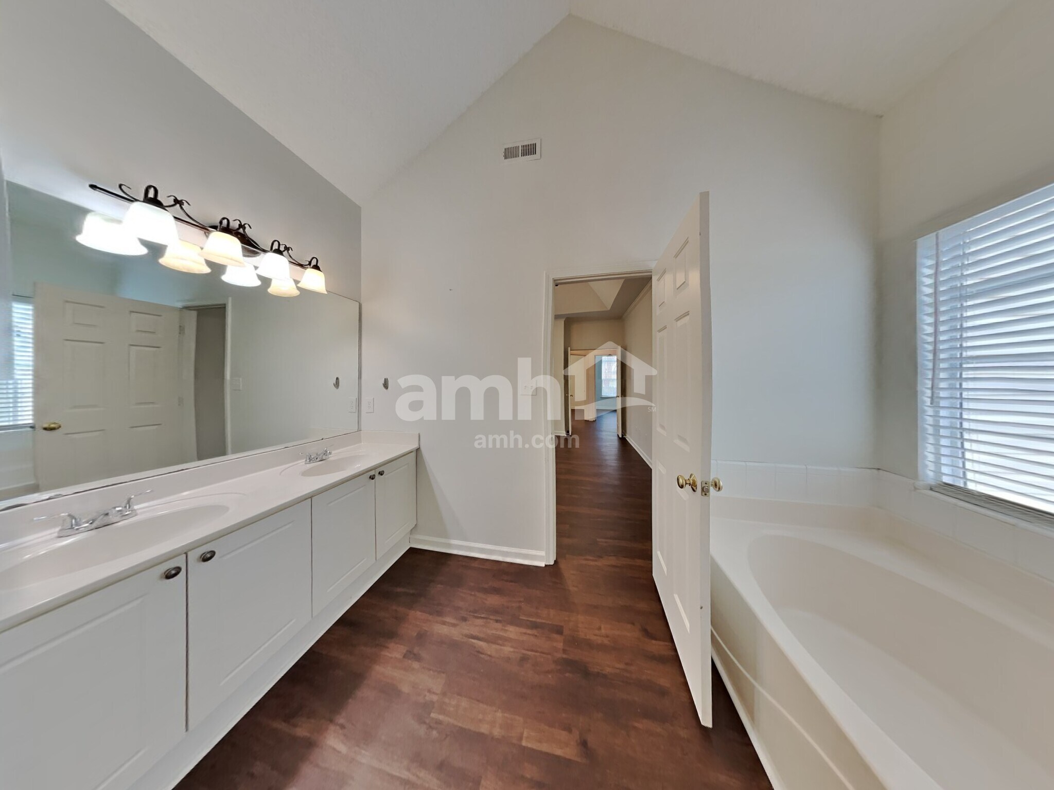 Building Photo - 19504 Tryon St