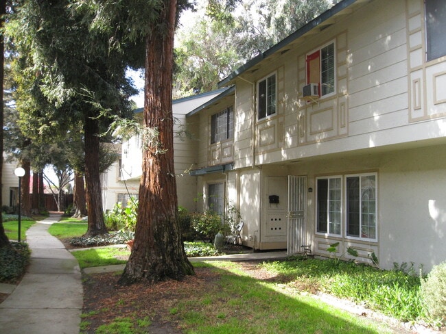 Building Photo - $2,700   2 bedroom 1.5 bath Alum Rock Condo