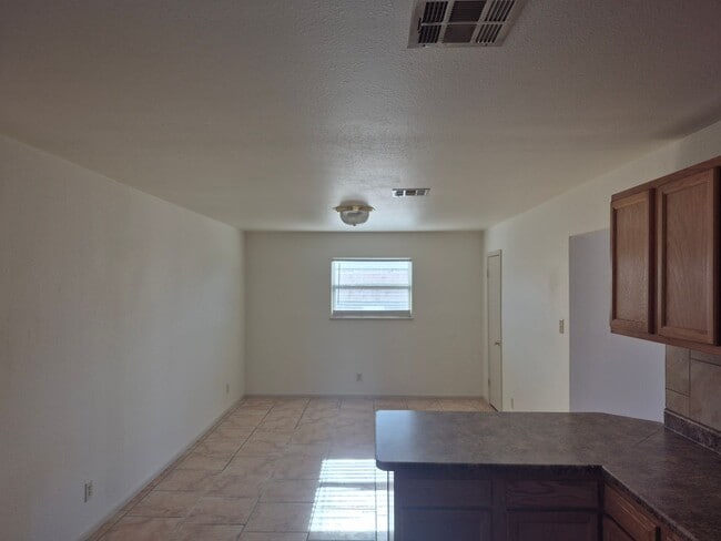 Building Photo - 4- Bedroom 1.5 bath home with over 1400sqft of living space!!