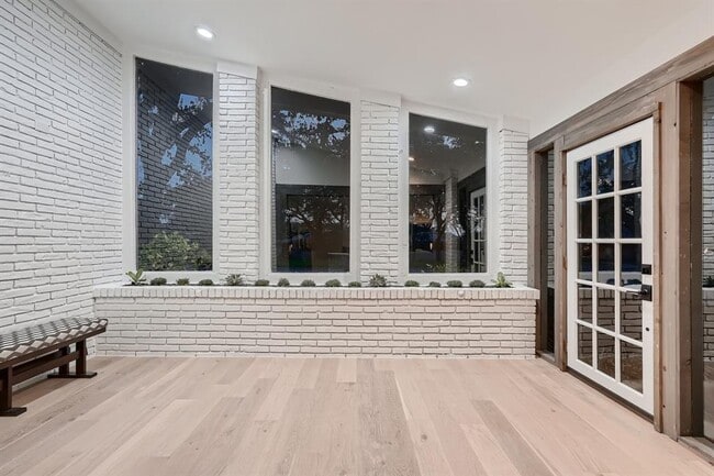 Building Photo - 5325 Western Hills Dr