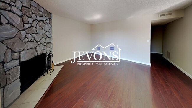 Building Photo - Charming top-floor condo with fully equipp...