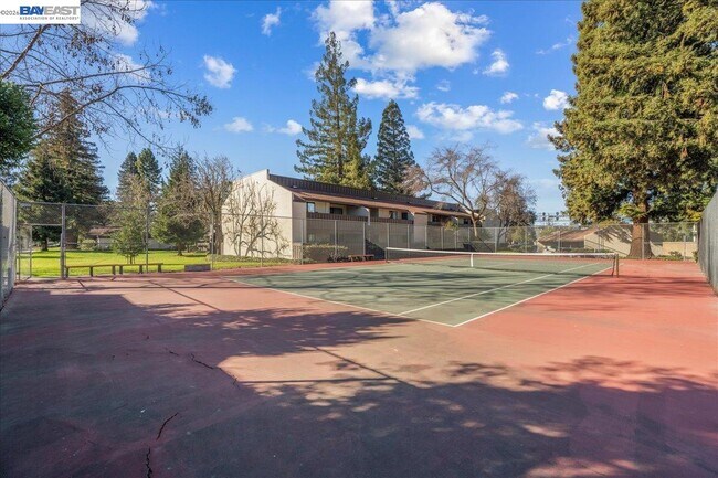 Building Photo - 999 W Evelyn Ave