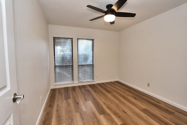 Building Photo - Beautiful corner halfplex available now for rent!