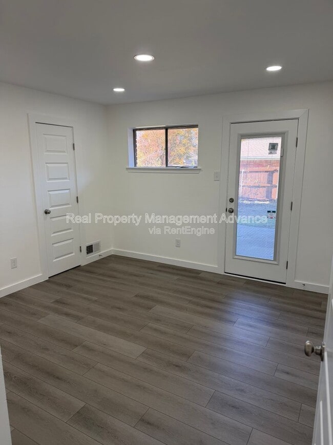 Building Photo - 905 Bromwich St